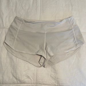 White lululemon speed up shorts LR 2.5in